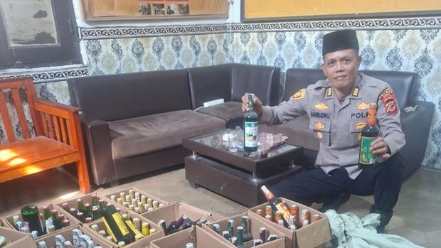 Aksi Kapolsek Cibatu AKP Amirudin Latif bikin penjual miras ciut.