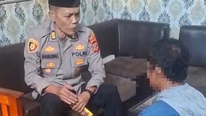 Aksi Kapolsek Cibatu AKP Amirudin Latif bikin penjual miras ciut.