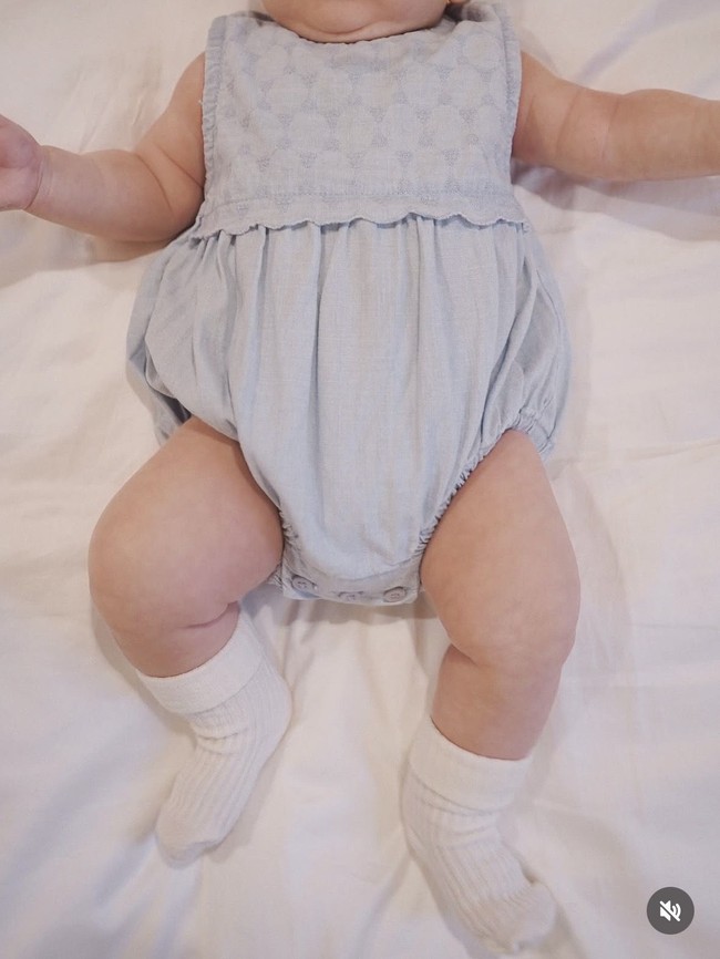 Meski wajahnya masih ditutupi namun terlihat bahwa baby Soleil memiliki kulit putih dan tubuh yang gempal. Tak sedikit netizen yang ikut gemas melihat putri Al dan Alyssa itu. Foto: Instagram/@alyssadaguise