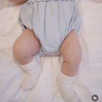 Meski wajahnya masih ditutupi namun terlihat bahwa baby Soleil memiliki kulit putih dan tubuh yang gempal. Tak sedikit netizen yang ikut gemas melihat putri Al dan Alyssa itu. Foto: Instagram/@alyssadaguise