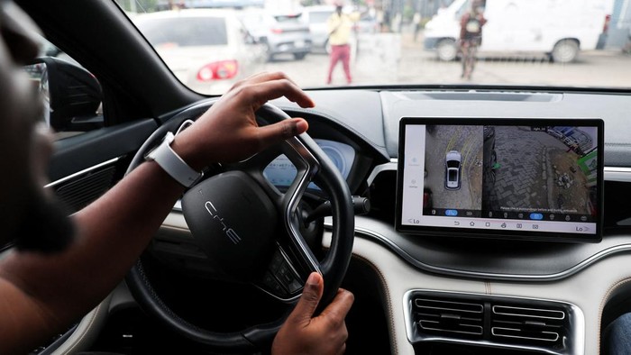 Meskipun jaringan listrik di Nigeria kerap tidak stabil dan mengalami pemadaman, kendaraan listrik (Electric Vehicles / EV) mulai mendapatkan perhatian di Nigeria. REUTERS/Sodiq Adelakun