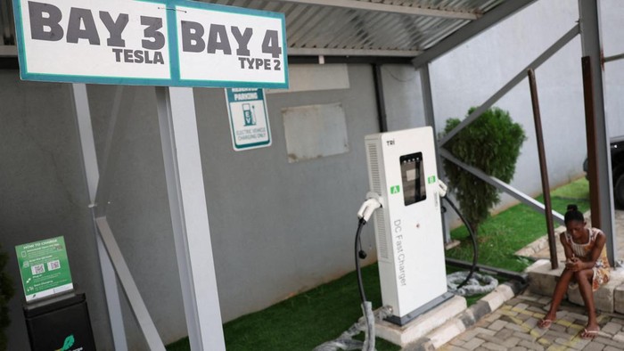 Ambisi Nigeria Kembangkan Kendaraan Listrik di Tengah Lemahnya Pasokan Energi Meskipun jaringan listrik di Nigeria kerap tidak stabil dan mengalami pemadaman, kendaraan listrik (Electric Vehicles / EV) mulai mendapatkan perhatian di Nigeria. REUTERS/Sodiq Adelakun