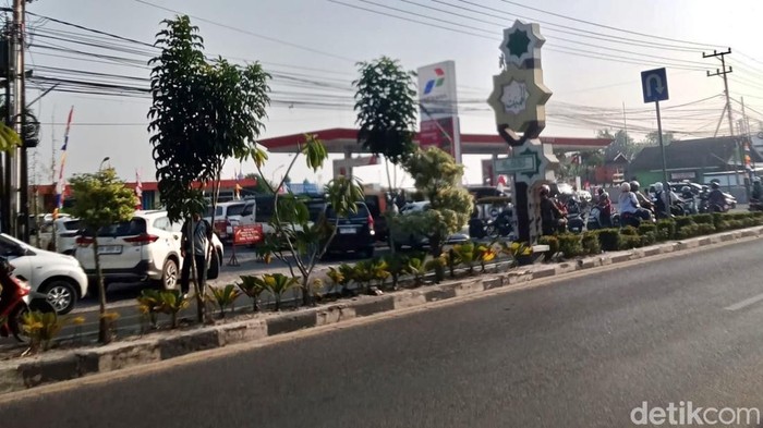 Antrean bahan bakar minyak (BBM) di sejumlah SPBU Kabupaten Kotawaringin Barat (Kobar), Kalimantan Tengah, pada Agustus 2026. (Sigit Pamungkas)