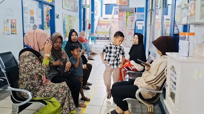 Warga antre mendapat pelayanan di fasilitas kesehatan.