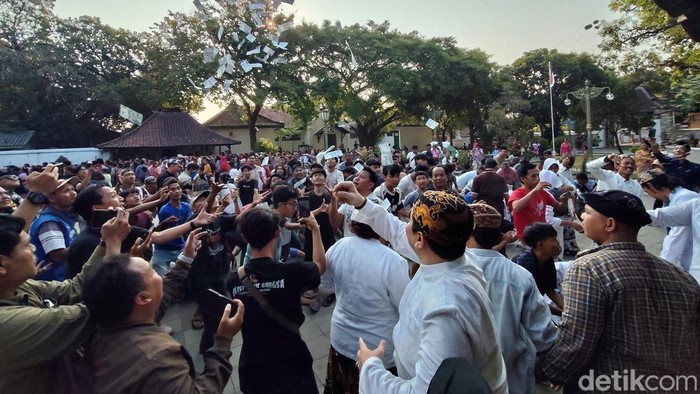 Apeman dan tawurji warnai tradisi Rebo Wekasan di Keraton Kasepuhan.