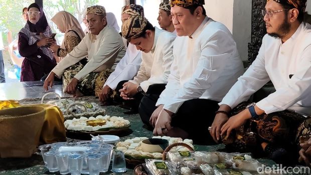 Apeman dan tawurji warnai tradisi Rebo Wekasan di Keraton Kasepuhan. Apeman dan tawurji warnai tradisi Rebo Wekasan di Keraton Kasepuhan.