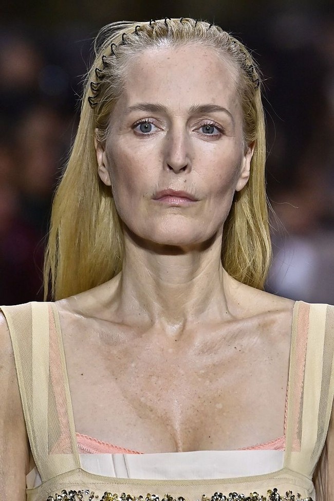 Aktris Chloë Sevigny dan Gillian Anderson termasuk yang memakai bando zig zag ini saat tampil sebagai model fashion show Miu Miu Fall/Winter 2026. Keduanya bahkan terlihat masih mengenakan bando tersebut setelah fashion show selesai. Foto: Getty Image