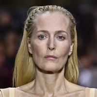 Aktris Chloë Sevigny dan Gillian Anderson termasuk yang memakai bando zig zag ini saat tampil sebagai model fashion show Miu Miu Fall/Winter 2026. Keduanya bahkan terlihat masih mengenakan bando tersebut setelah fashion show selesai. Foto: Getty Image