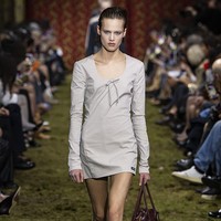 Kehadiran bando zig zag di panggung mode membuat aksesori yang dulu dianggap sebagai pelengkap rambut sederhana kini kembali dilirik sebagai bagian dari gaya fashion. Pada peragaan koleksi Miu Miu Fall/Winter 2026, Miuccia Prada menghadirkan para model ke runway dengan aksesori rambut bando zig zag.  Foto: Getty Image