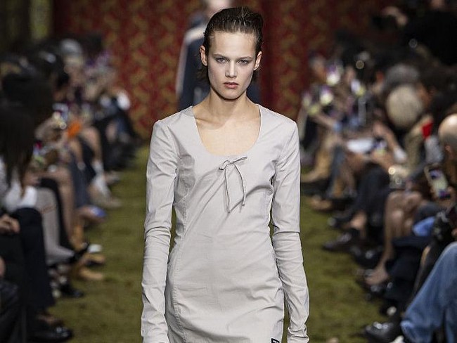 Kehadiran bando zig zag di panggung mode membuat aksesori yang dulu dianggap sebagai pelengkap rambut sederhana kini kembali dilirik sebagai bagian dari gaya fashion. Pada peragaan koleksi Miu Miu Fall/Winter 2026, Miuccia Prada menghadirkan para model ke runway dengan aksesori rambut bando zig zag.  Foto: Getty Image