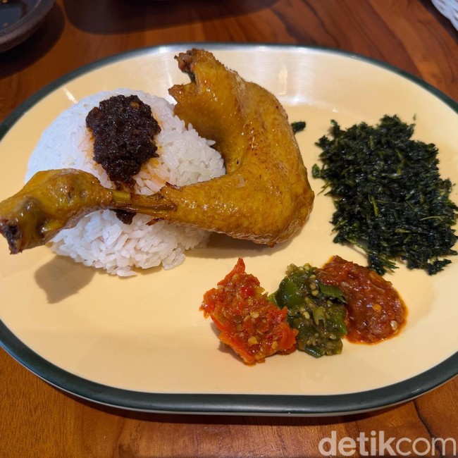 Ngeunah Pisan! Ayam Goreng Basah Khas Bandung dengan 4 Sambal Refill