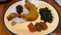 Ngeunah Pisan! Ayam Goreng Basah Khas Bandung dengan 4 Sambal Refill
