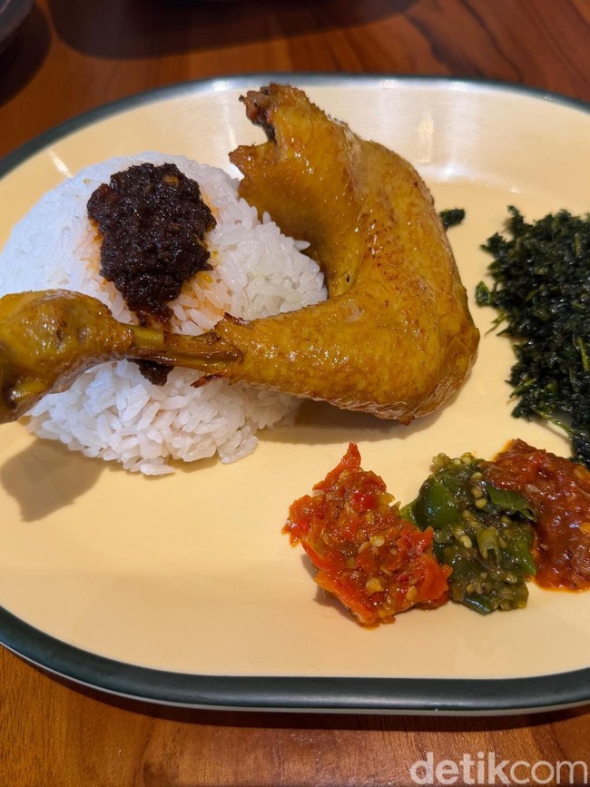 Ngeunah Pisan! Ayam Goreng Basah Khas Bandung dengan 4 Sambal Refill