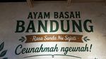 Ngeunah Pisan! Ayam Goreng Basah Khas Bandung dengan 4 Sambal Refill