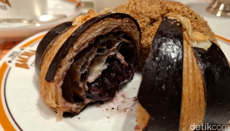 Coffee Shop Asal Maroko Sajikan Bebek Madura hingga Croissant Ketan Hitam