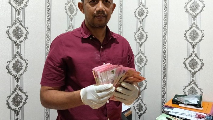 Wakasat Reskrim Polresta Magelang AKP Toyib Riyanto  memperlihatkan barang bukti gelang emas dan uang tunai yang berhasil diamankan petugas dari tersangka, Rabu (12/8/2026).