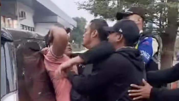 Bentrok opang dan ojol di Bandung