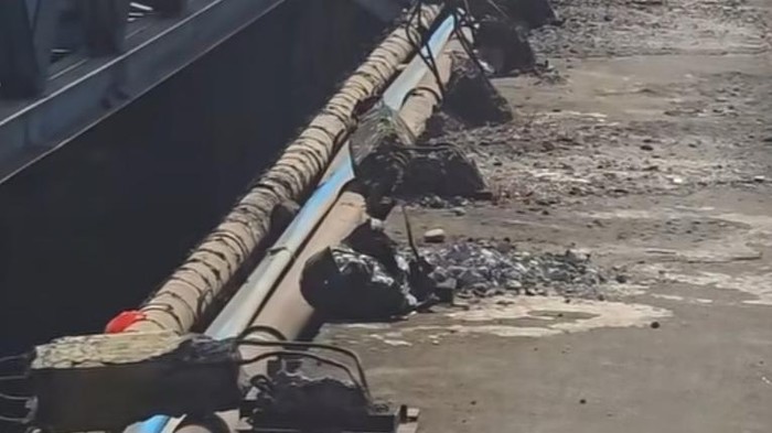 Besi penyangga jembatan di kawasan Metro Tanjung Bunga, Makassar hilang.