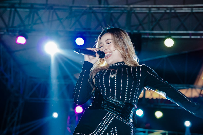 Bianca Shakila, penyanyi muda asal Jawa Tengah, hadirkan kesenian Jathilan lewat single Jaran Kepang yang memadukan musik tradisional dan modern.