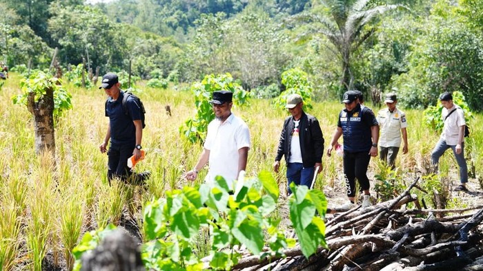 Bupati Bone Andi Asman Sulaiman mendampingi Gubernur Sulsel Andi Sudirman Sulaiman meninjau rencana lokasi jaringan perpipaan di Bengo, Bone. Dok Istimewa.