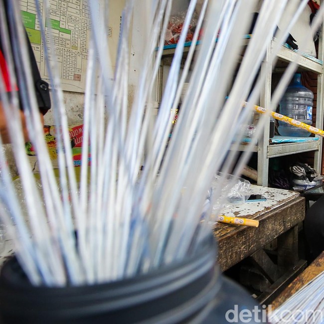 Botol Plastik Disulap Jadi Sapu, Jadi Ladang Cuan!