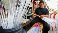 Bahan tersebut kemudian dimanfaatkan untuk membuat sapu kasur dan sapu jalan.