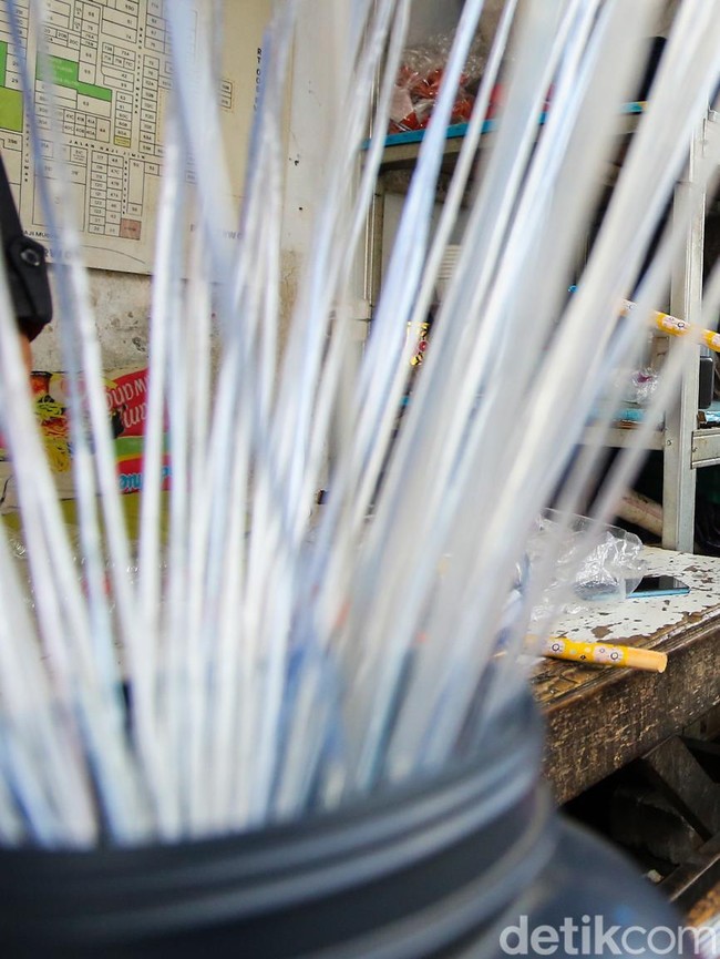 Botol Plastik Disulap Jadi Sapu, Jadi Ladang Cuan!