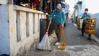 Sapu jalan hasil produksi warga dijual dengan harga Rp35.000 per buah.