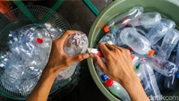 Kegiatan tersebut berawal dari inisiatif warga memanfaatkan limbah botol plastik yang banyak ditemukan di lingkungan sekitar agar memiliki nilai guna dan ekonomi.