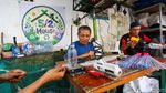 Botol Plastik Disulap Jadi Sapu, Jadi Ladang Cuan!