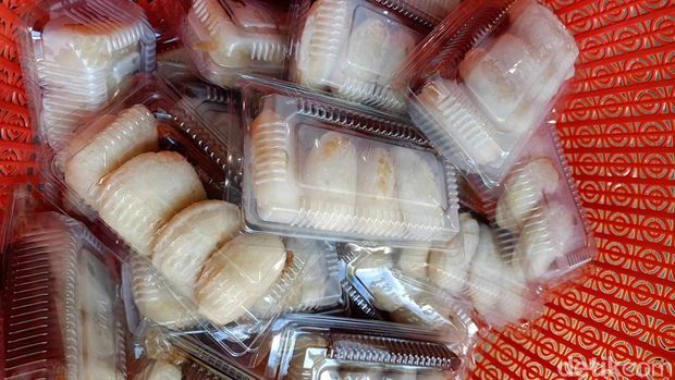 Cimplo makanan serupa apem yang diguyur gula kinca Cimplo makanan serupa apem yang diguyur gula kinca