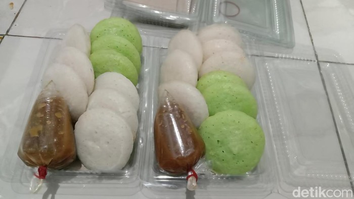 Cimplo makanan serupa apem yang diguyur gula kinca