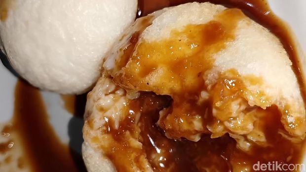 Cimplo makanan serupa apem yang diguyur gula kinca Cimplo makanan serupa apem yang diguyur gula kinca