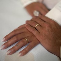 Untuk melengkapi penampilannya, Georgina tetap membawa sentuhan kemewahan melalui perhiasan berlian. Ia diketahui mengenakan cincin pertunangan berlian berbentuk oval berukuran sangat besar. Pada hari pernikahan, koleksi perhiasannya juga dilengkapi kalung Chopard Garden of Kalahari dengan berlian 50 karat sebagai pusat perhatian. (Foto: Instagram/@cristiano)