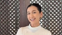 Mantan aktris cilik itu mengunggah video transisi sebelum dan sesudah memakai hijab dalam akun TikTok pribadinya. Foto: TikTok @deaaannisa