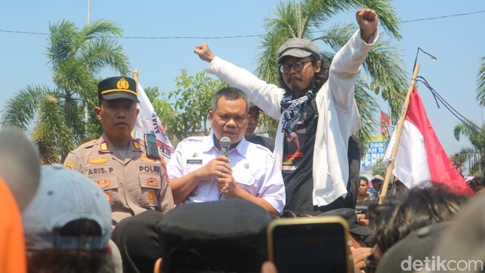 Situasi massa menggelar demo penolakan larangan sound horeg di depan Kantor Kecamatan Tayu, Pati, Rabu (12/8/2026).