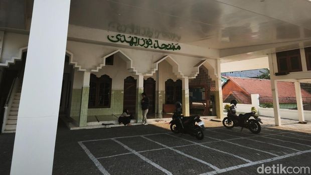 Djumari (76) meninggal dunia saat tadarus di Masjid Nurul Huda, Kecamatan Ngaliyan, Kota Semarang, Sabtu (8/8/2026).