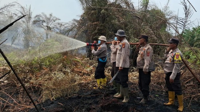 Petugas melakukan pemadaman di Bengkalis