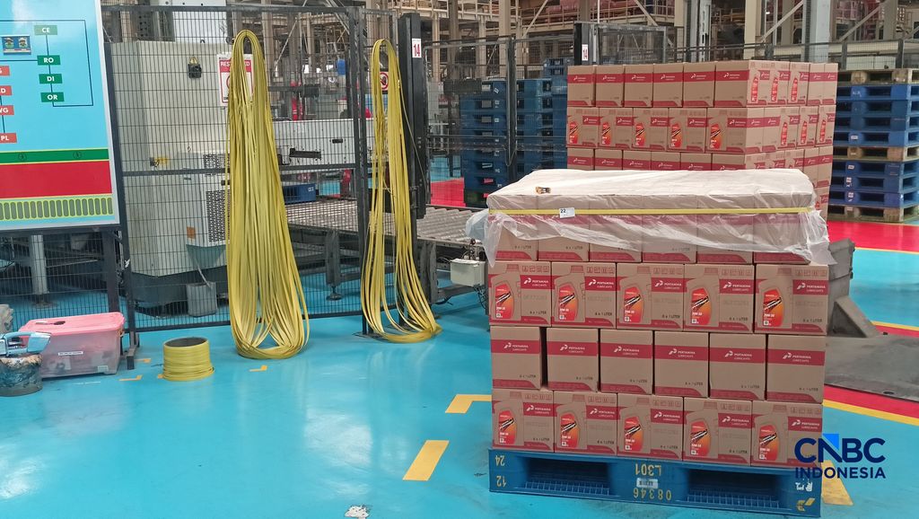 Dua orang karyawan menyelesaikan produksi pelumas mesin di Pabrik Pertamina Lubricants, Koja, Jakut Rabu (12/8/2026). (CNBC Indonesia/Ferry Sandi)