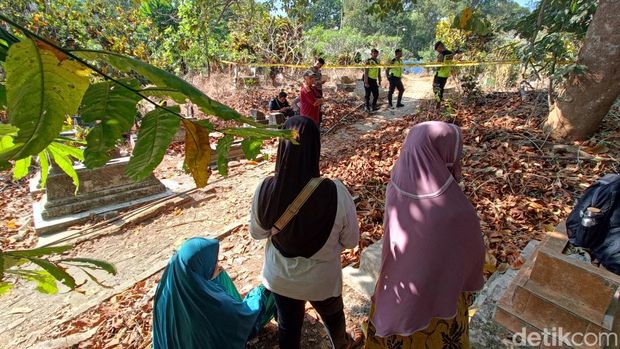 Sejumlah warga yang penasaran mendatangi kompleks makam Desa Wlahar, Kecamatan Wangon, Kabupaten Banyumas jelang ekshumasi pusara Sutrimo, Rabu (12/8/2026).