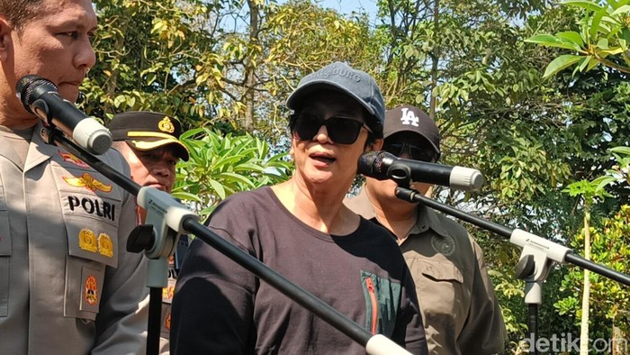 Tim forensik gabungan melakukan pemeriksaan menyeluruh terhadap jenazah Sutrimo hari ini. Sejumlah ahli dari berbagai bidang ilmu dilibatkan untuk mengungkap penyebab kematian Sutrimo.