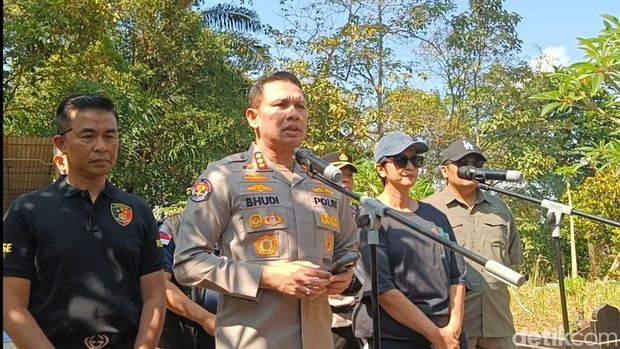 Ekshumasi Sutrimo di Banyumas Kabid Humas Polda Metro Jaya, Kombes Budi Hermanto memberikan keterangan kepada wartawan sebelum proses ekshumasi dimulai di kompleks makam Desa Wlahar, Kecamatan Wangon, Kabupaten Banyumas, Rabu (12/8/2026).