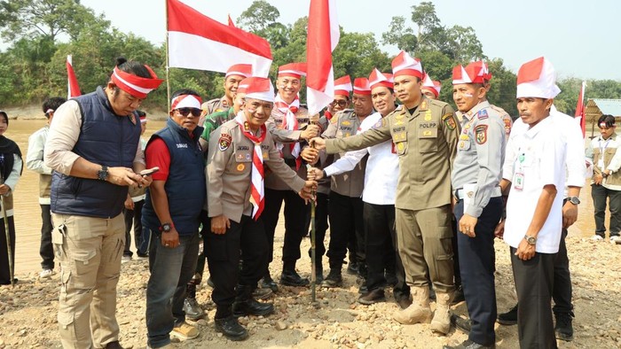 Ekspedisi Merah Putih Presisi Polda Riau menjangkau warga di pesisir Sungai Kuantan, Kecamatan Cerenti, Kabupaten Kuansing, Rabu (12/8/2026).