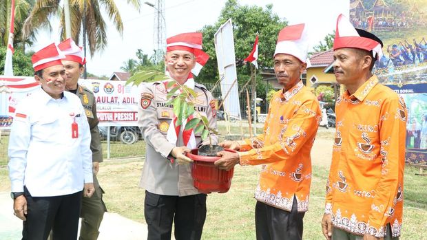Ekspedisi Merah Putih Presisi Polda Riau menjangkau warga di pesisir Sungai Kuantan, Kecamatan Cerenti, Kabupaten Kuansing, Rabu (12/8/2026).