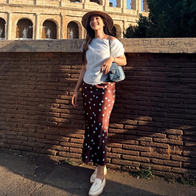 Febby Rastanty Manjat Tembok demi Bisa Foto Berlatar Colosseum