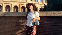 Febby Rastanty Manjat Tembok demi Bisa Foto Berlatar Colosseum