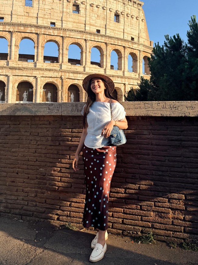 Febby Rastanty Manjat Tembok demi Bisa Foto Berlatar Colosseum