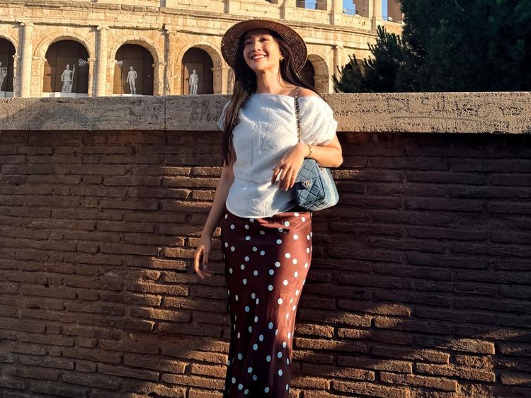 Febby Rastanty Manjat Tembok demi Bisa Foto Berlatar Colosseum