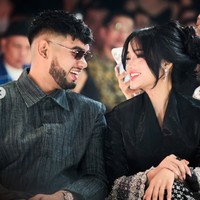 Pose saling tatap, kedekatan Fuji dan Rakin bikin banyak netizen ikutan salfok. Tak sedikit yang mendoakan agar keduanya berjodoh. Foto: Instagram/@fuji_an