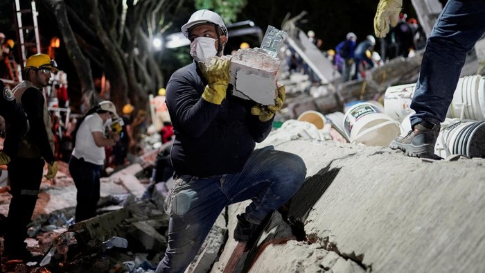 Petugas penyelamat berpacu dengan waktu dalam operasi pencarian dan penyelamatan pascagempa bumi yang mengguncang Cali, Kolombia, Selasa (11/8/2026). REUTERS/Sergio Acero